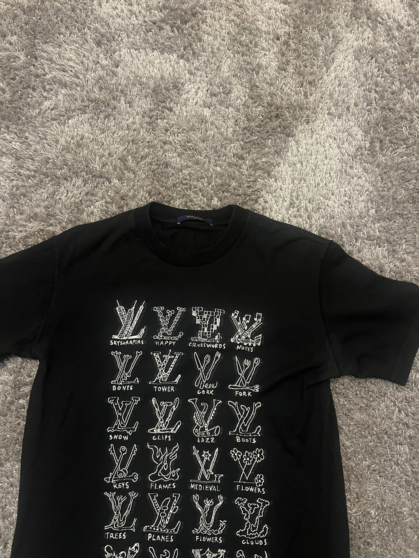 Louis Vuitton Tee - L (Fits Medium)